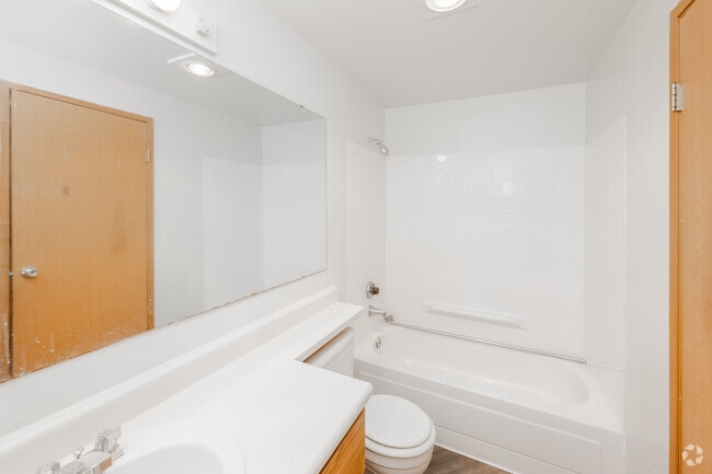 3BR, 2BA - 1235SF - Bathroom