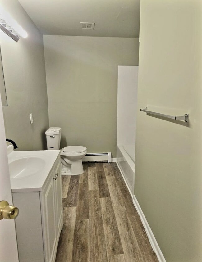 Photo - Large 2 bedrooms, 1 bathroom Unit 1055-B