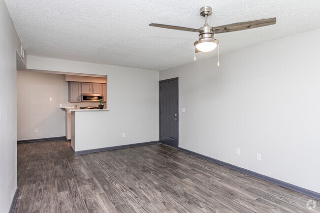 2BR, 2BA - 1,040 SF