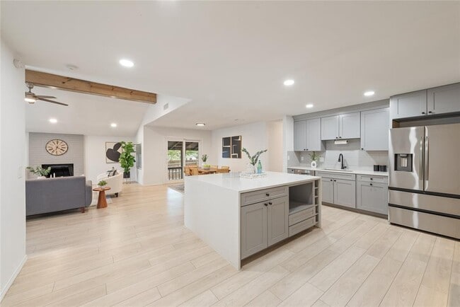 Building Photo - 6809 Lunar Dr