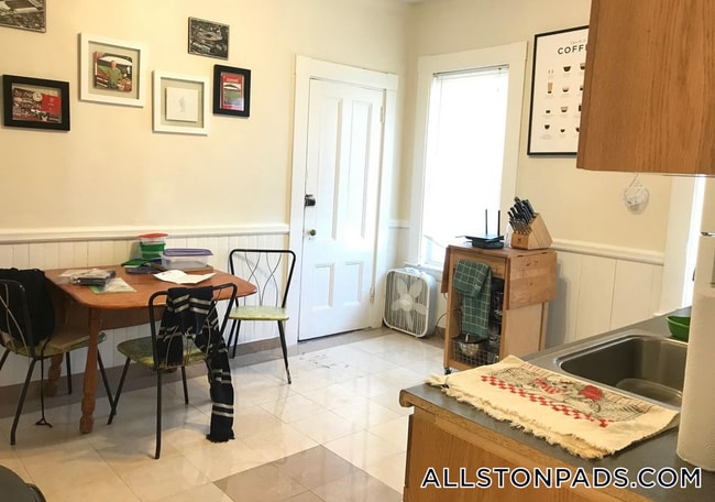 Photo - 25 N Beacon St Unidad 4