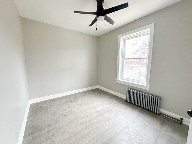 Photo - 4045 W Argyle St