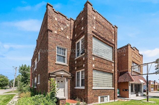 Building Photo - 827 W Jefferson St Unit 5 1w
