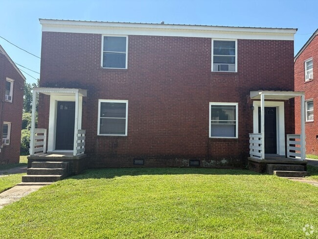 Building Photo - 2 Bedroom, 1 Bathroom Apartment in High Po...