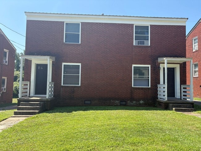Building Photo - 2 Bedroom, 1 Bathroom Apartment in High Po...