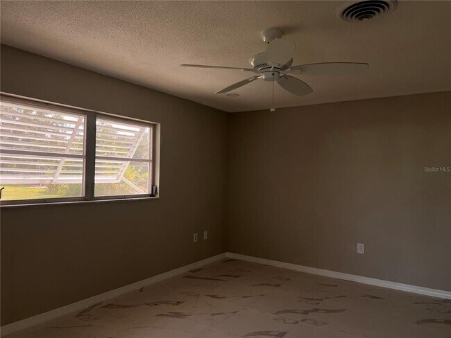 Photo - 639 E Dearborn St