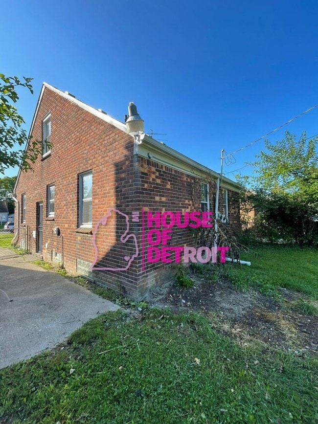 Building Photo - Summer Special~3 BEDROOM | 1 BATH | FREE P... Rental