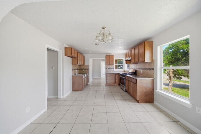 Photo - 1102 Johnson St