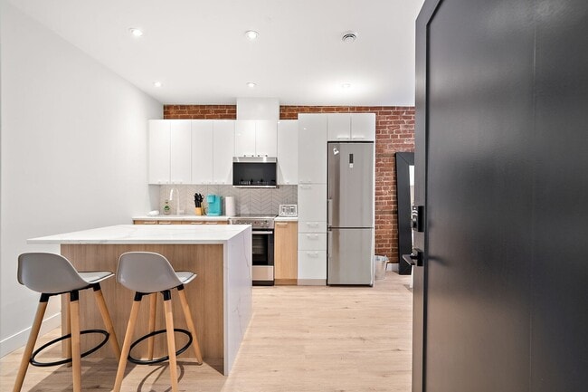 Building Photo - 3722 Av. Laval Unit 1