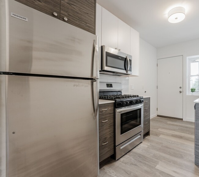 Photo - 1710 W Glenlake Ave