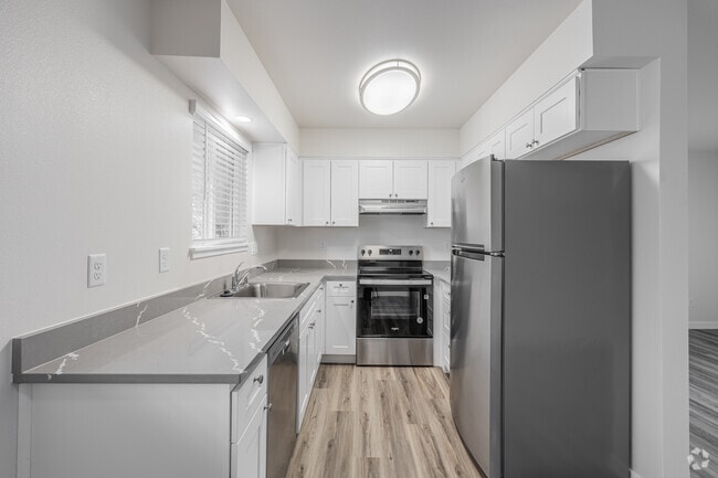 2BR, 1BA - 714SF - Kitchen
