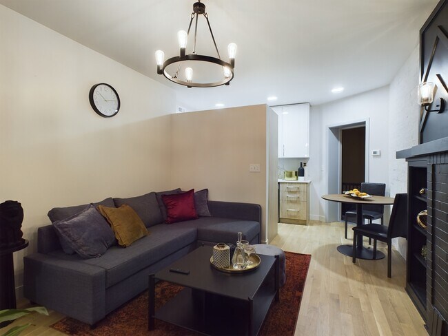 Photo - 2437 W Walton St