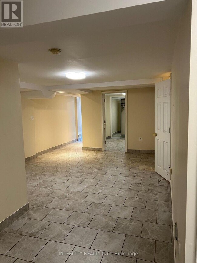 Photo - 4 Pennyroyal Crescent