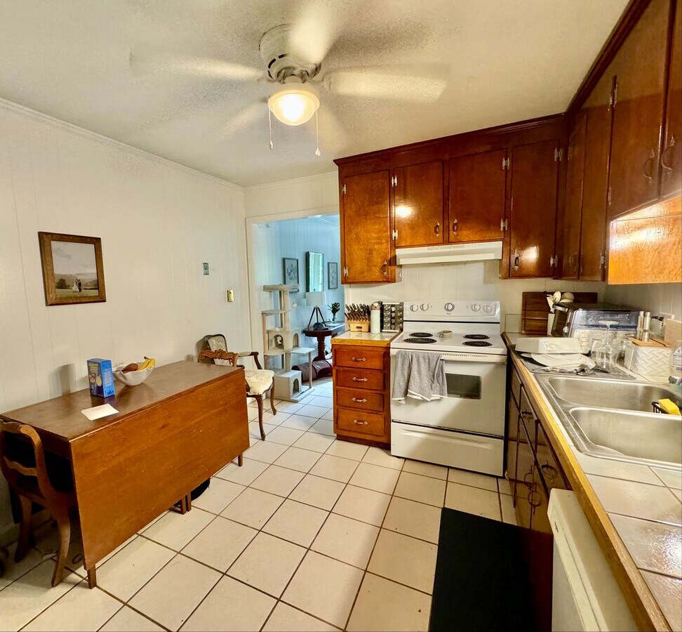 Photo - 200 W Poplar Ave Unit #5