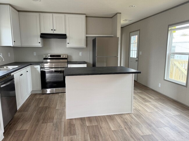 Photo - 563 Travis Wy