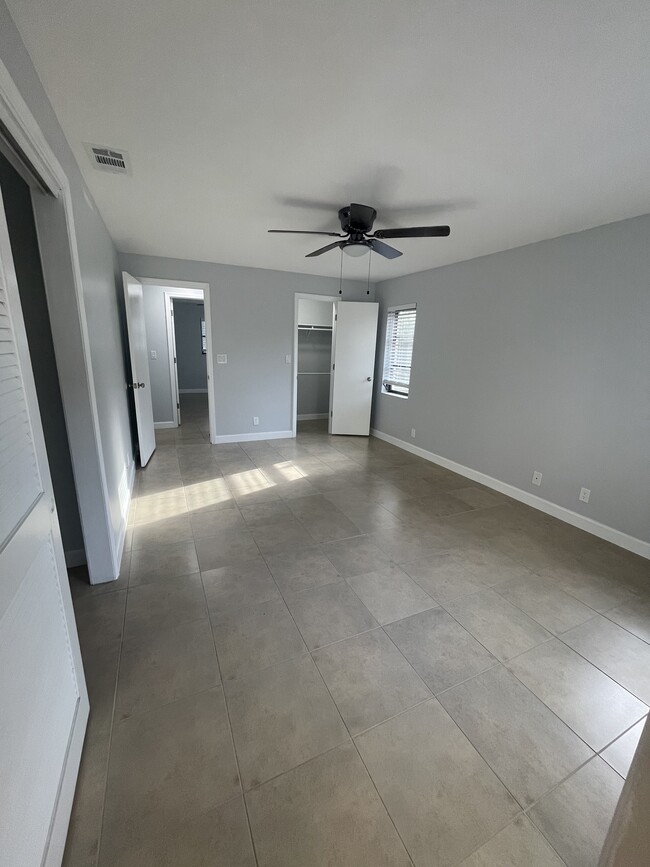 Master Bedroom with 2 closets - 2051 Cove Ln