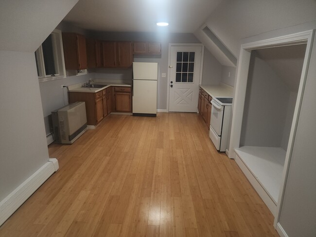 Building Photo - 14 Summer St Unit 2