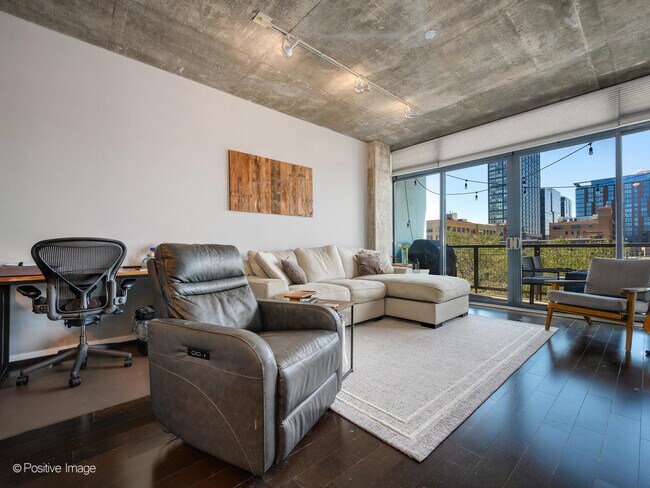 Photo - 321 S Sangamon St