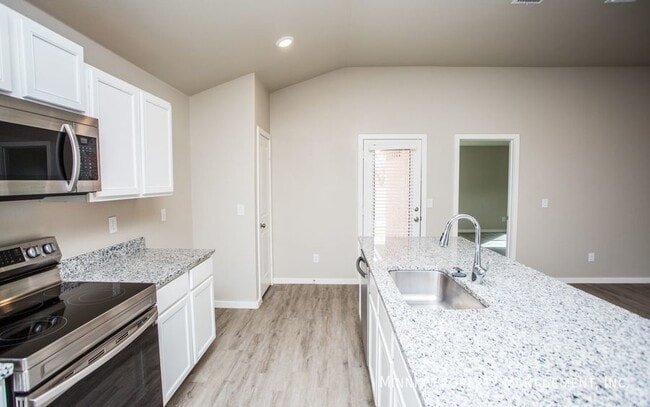 Photo - 2005 Kenwood Ave