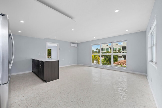 Building Photo - 3220 NE 7th Pl Unit 3