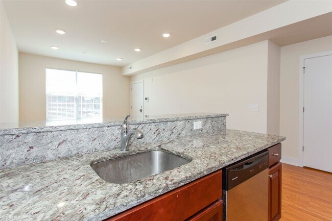 Photo - 2 br, 1 bath Triplex - 1405 N SYDENHAM ST ... Unit 2A