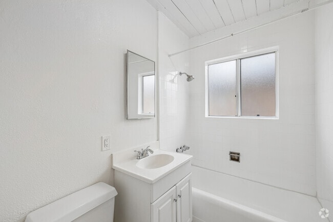 1BR, 1BA - 518SF - Bathroom