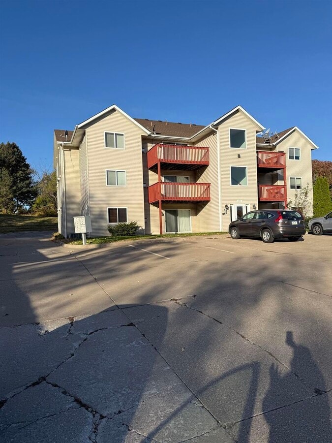 Photo - 641 E 46th St