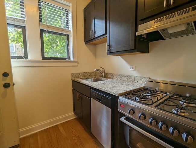 Building Photo - 4036 N Ashland Ave Unit 34.5-W2