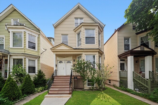 Building Photo - 2707 N Ridgeway Ave Unit 1 Rental