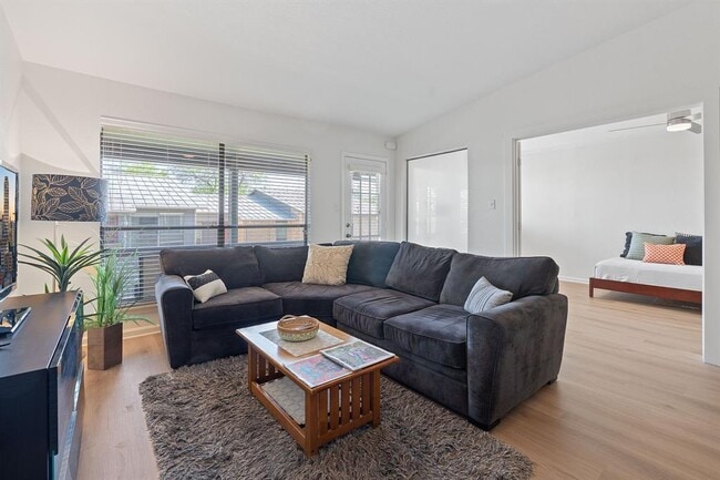 Building Photo - 1101 Hollow Creek Dr Unit 2203