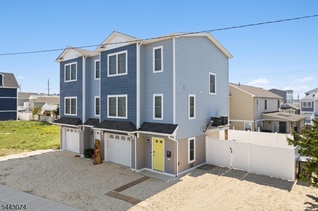 Building Photo - 257 Dewey Dr