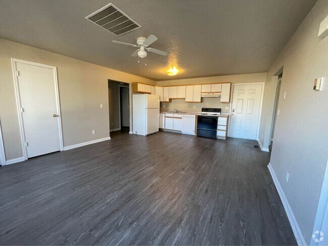 Building Photo - **4 Bed/2 Bath Upper Unit A Rental