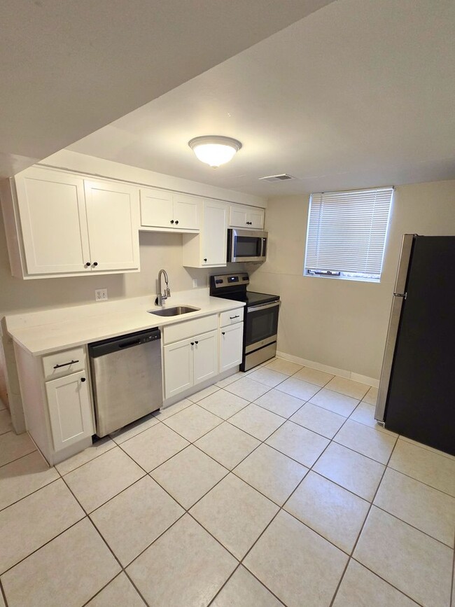 Super Spacious & Updated 1-Bed, 1-Bath Apa... - Super Spacious & Updated 1-Bed, 1-Bath Apa... Apartment Unit 2345