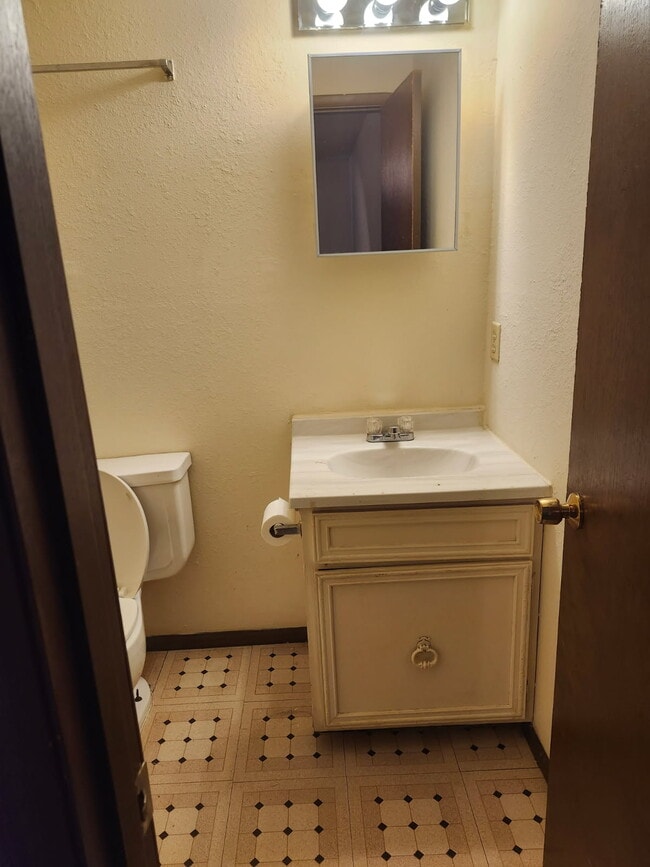 Baño pequeño - 3030 Congress Blvd