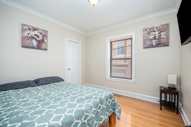 Photo - 5614 W Melrose St Unit 2