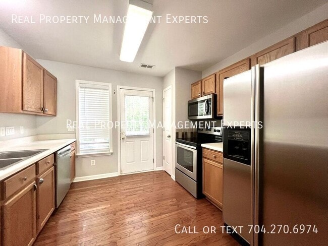 Photo - 6522 Point Comfort Ln