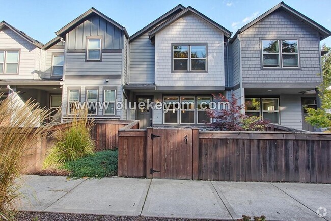 Building Photo - 3 Bed, 2.5 Baths Townhome with 2 Car Garag...