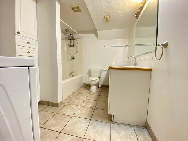 Photo - 9910-9996 96 Ave