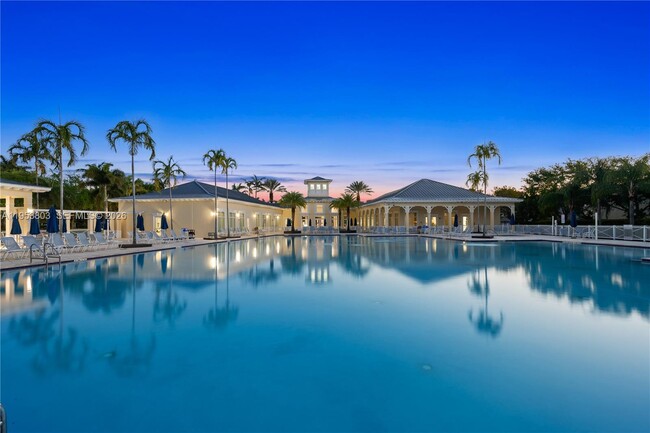 Building Photo - 2733 NE 3rd Ct Unit 105