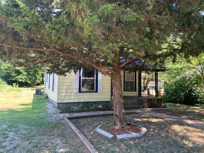 Building Photo - Close to Drury University and OTC!