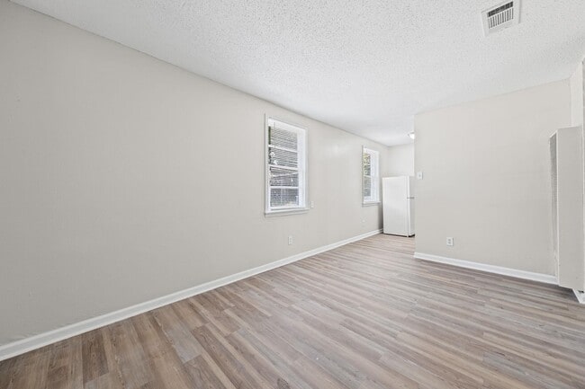 Photo - 410 Carbon Cove