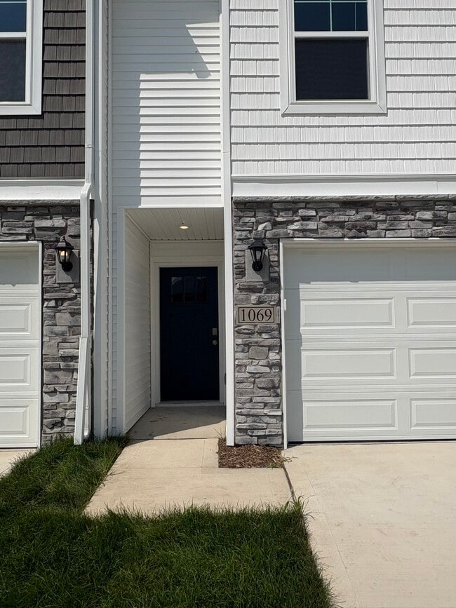 Photo - 1069 Daisy Ln
