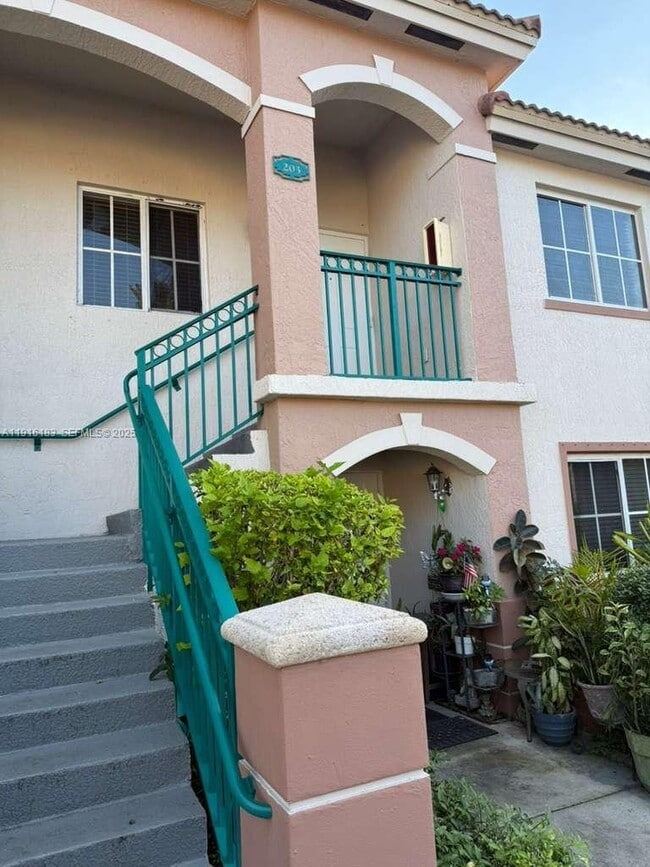 Building Photo - 1300 SE 31st Ct Unit 203-36