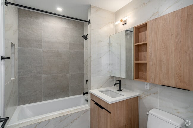 2BR, 1BA - 949SF - Bathroom