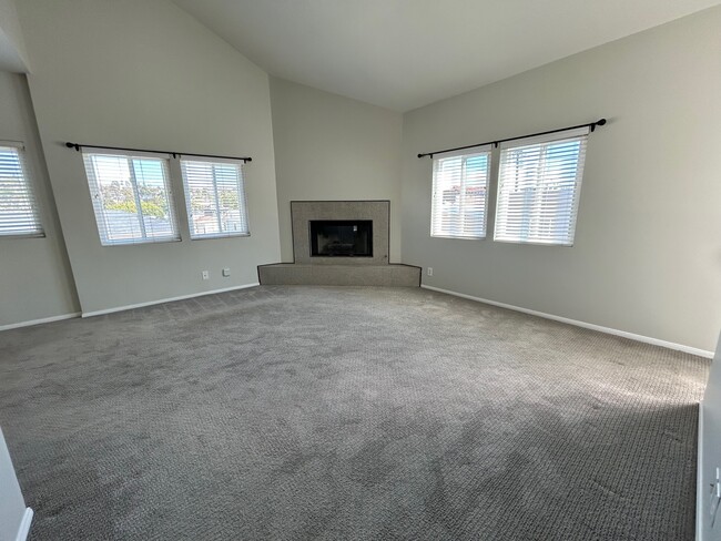 Main living area with fireplace - 3222 Morningside Dr Casa Adosada