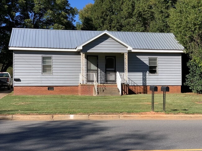 Building Photo - 204 W College Ave Unit 204-A