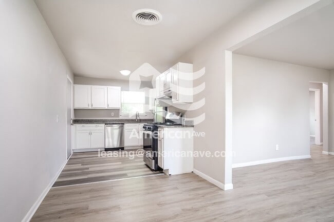 Photo - 9 E 49th Pl N