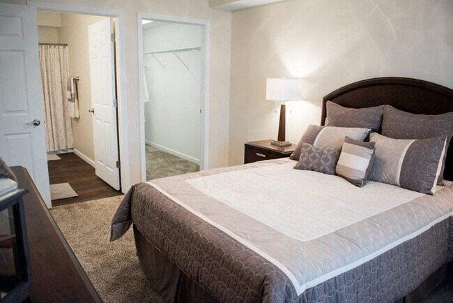 Amplia habitación principal con vestidor y baño adjunto