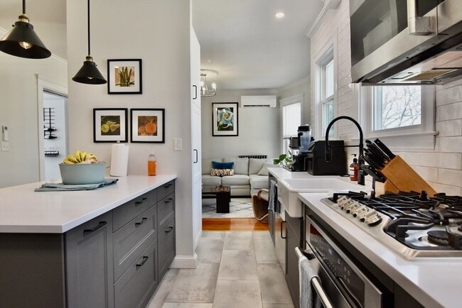 Building Photo - 14 Castlerock St