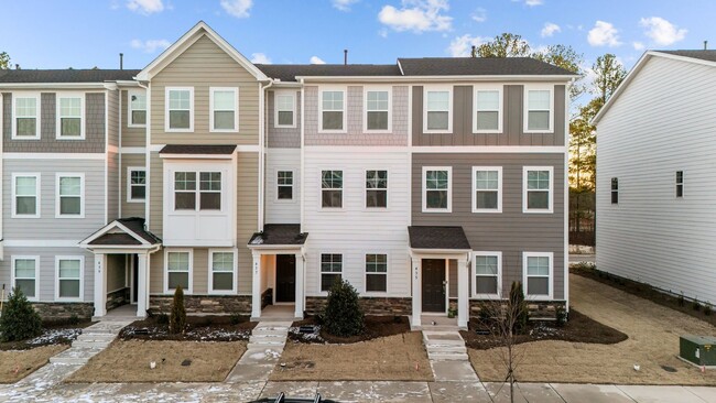 Stunning 3 bedroom 3 bath Townhome in Apex - Stunning 3 bedroom 3 bath Townhome in Apex